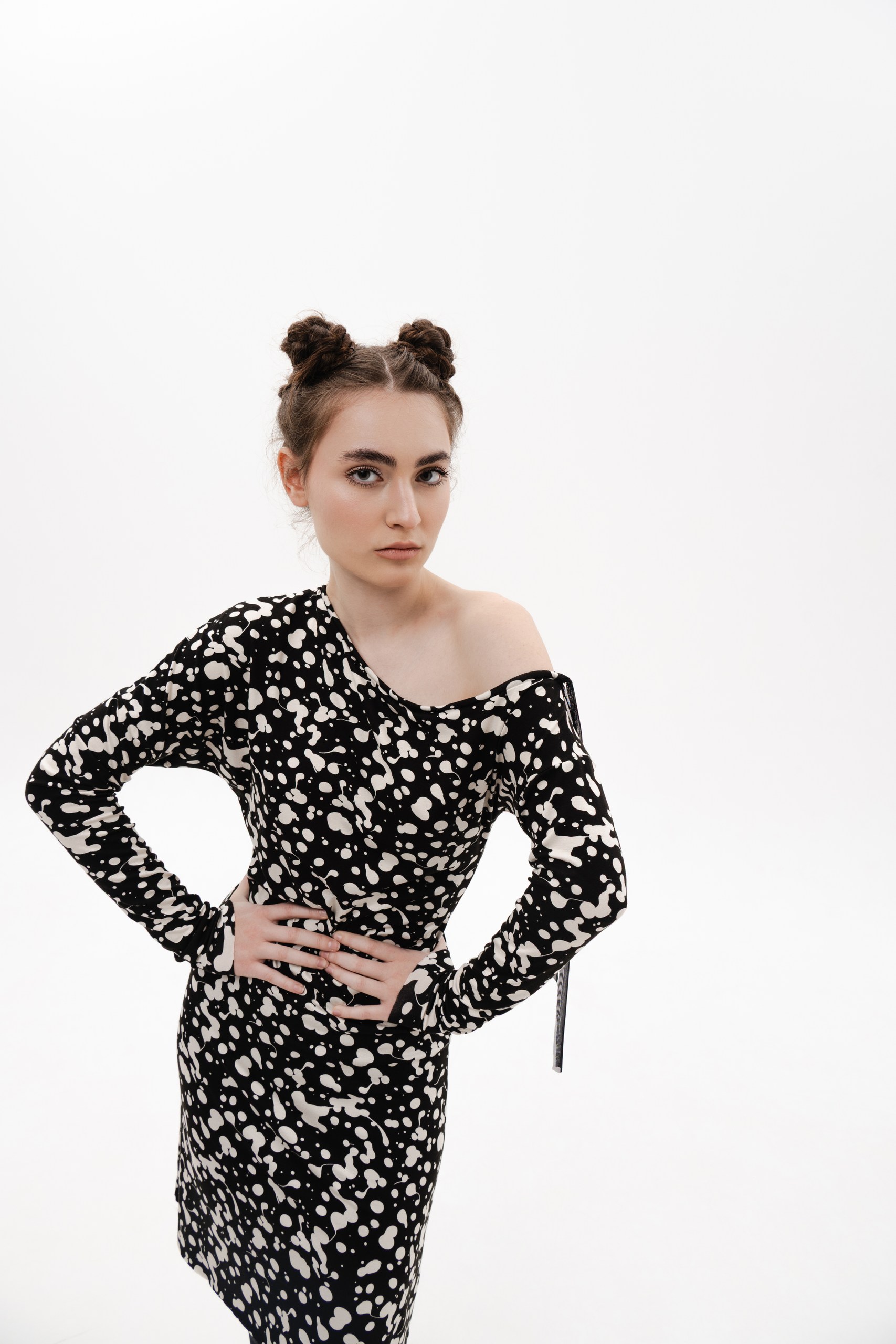 ONE-SHOULDER PRINT BLACK DRESS