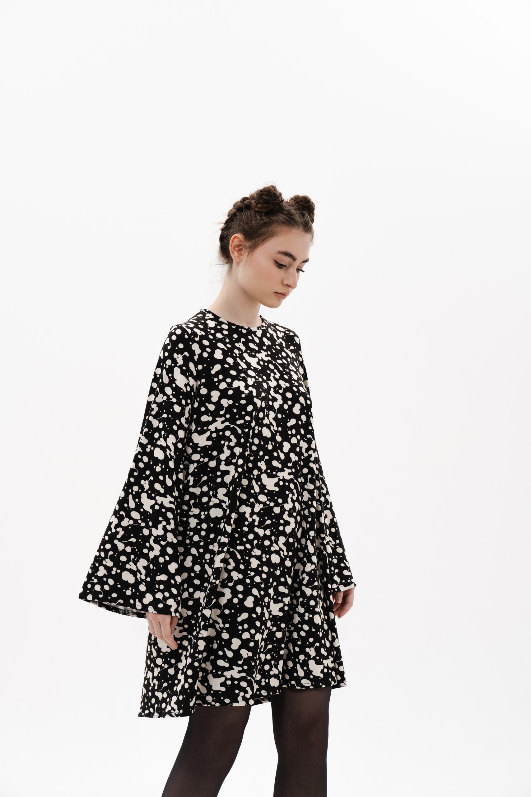 PRINT BLACK DRESS — WIDE SILHOUETTE